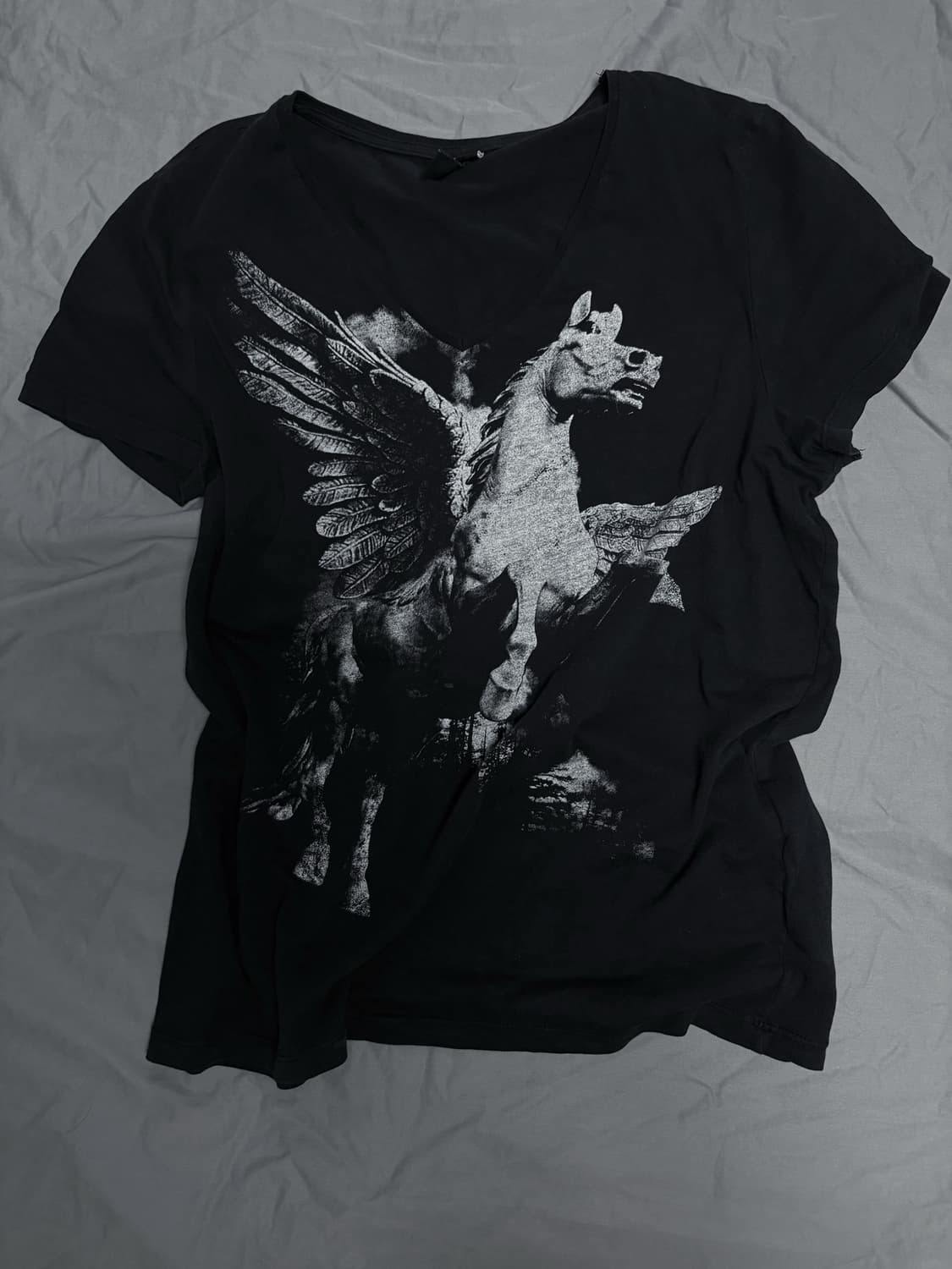 [M] H&M 페가수스 그래픽 딥 브이넥 반팔 티셔츠 (블랙) 상품이미지4