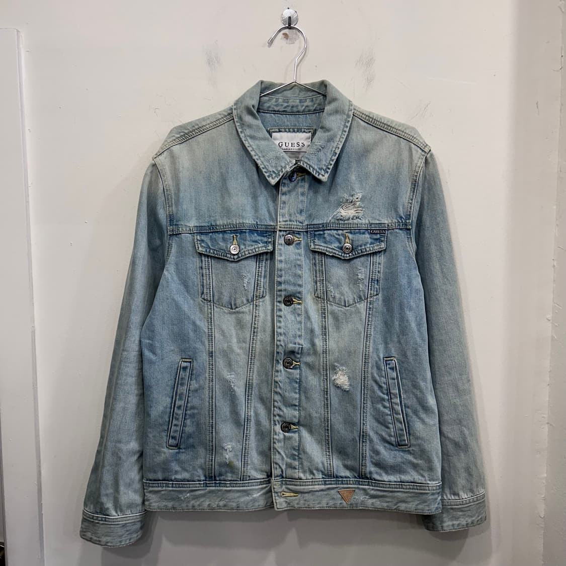 게스 실버와펜 데미지 연청 데님 트러커자켓 상품이미지2