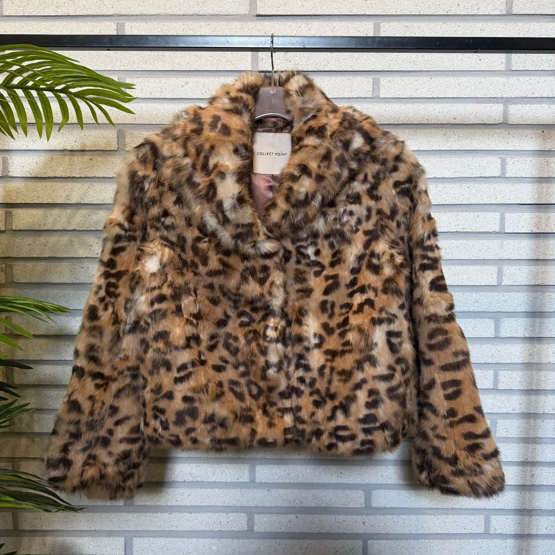 컬렉트포인트 레오파드 퍼 숏자켓 히든후크 숄칼라 디테일 상품이미지2