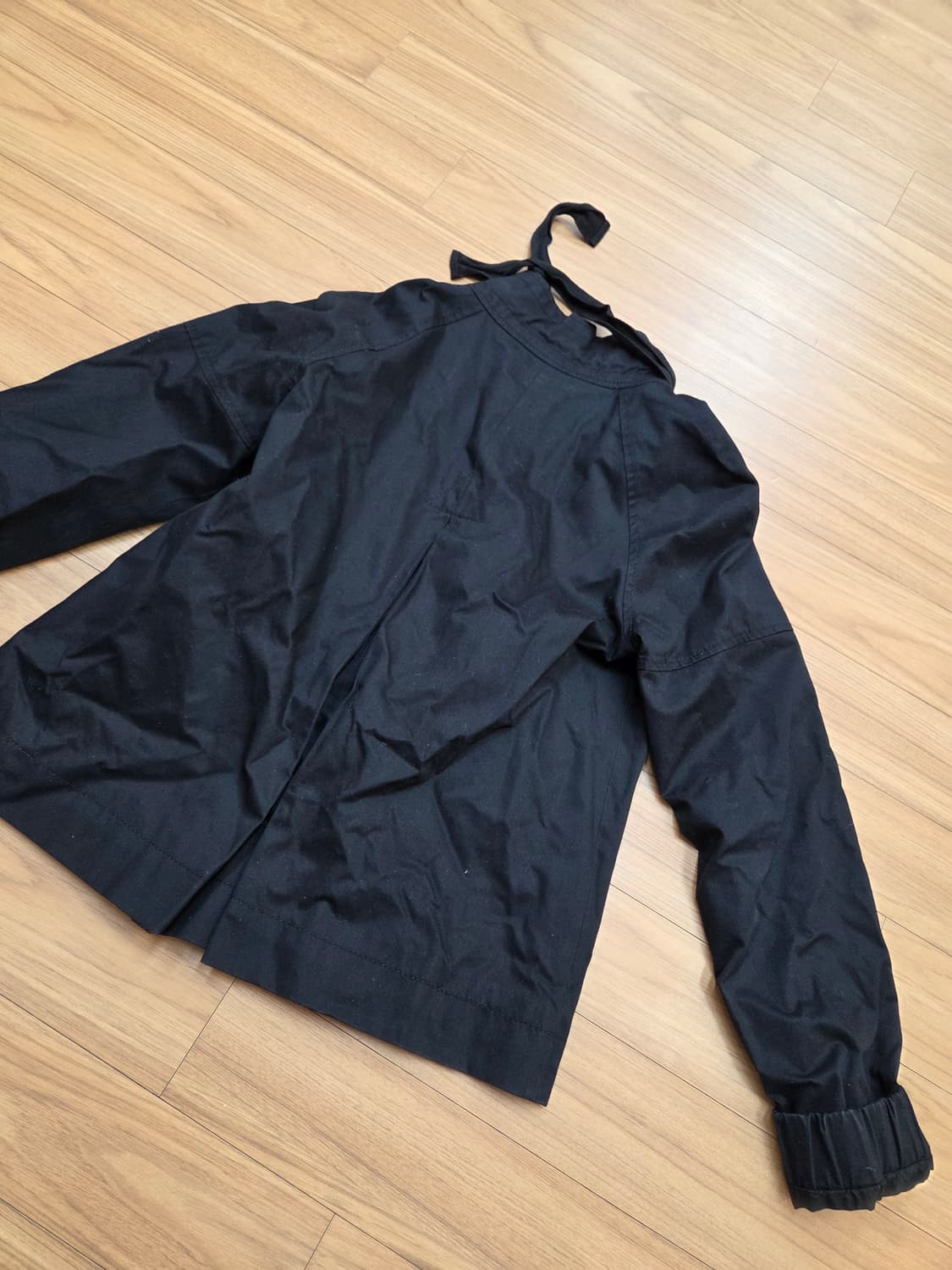 깔끔한 블랙 색상의 캘빈클라인 여성 자켓입니다. 100% 면 재질이라 착 상품이미지2