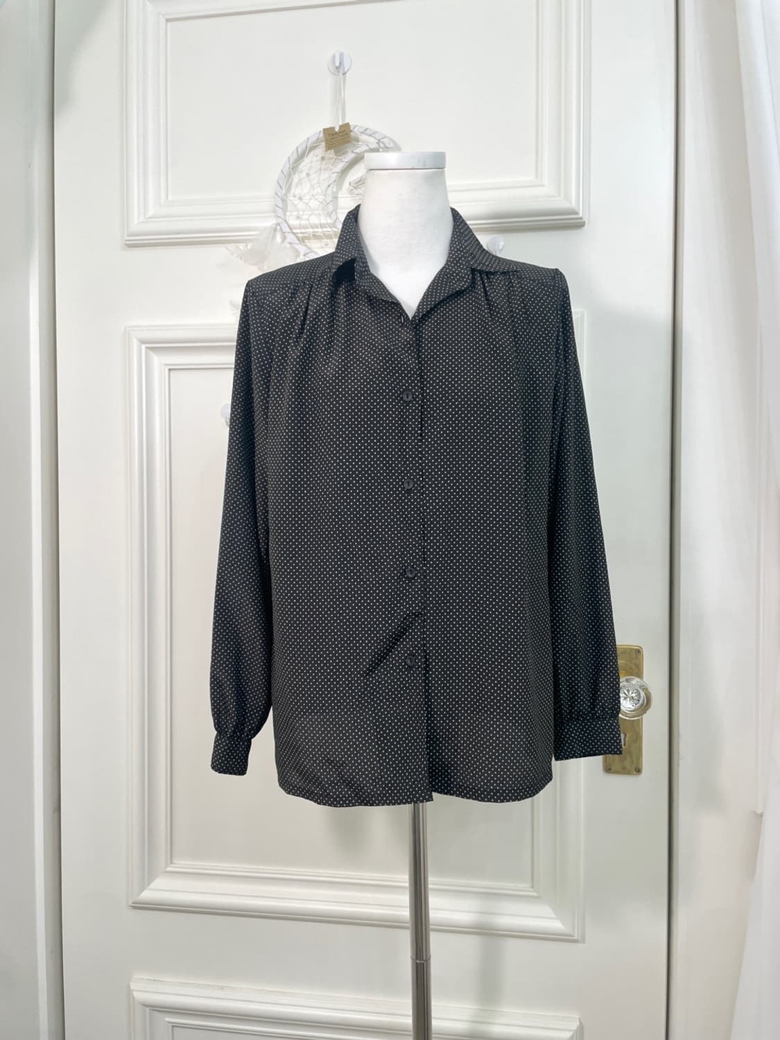 black beige dot shirring basic blouse 상품이미지1