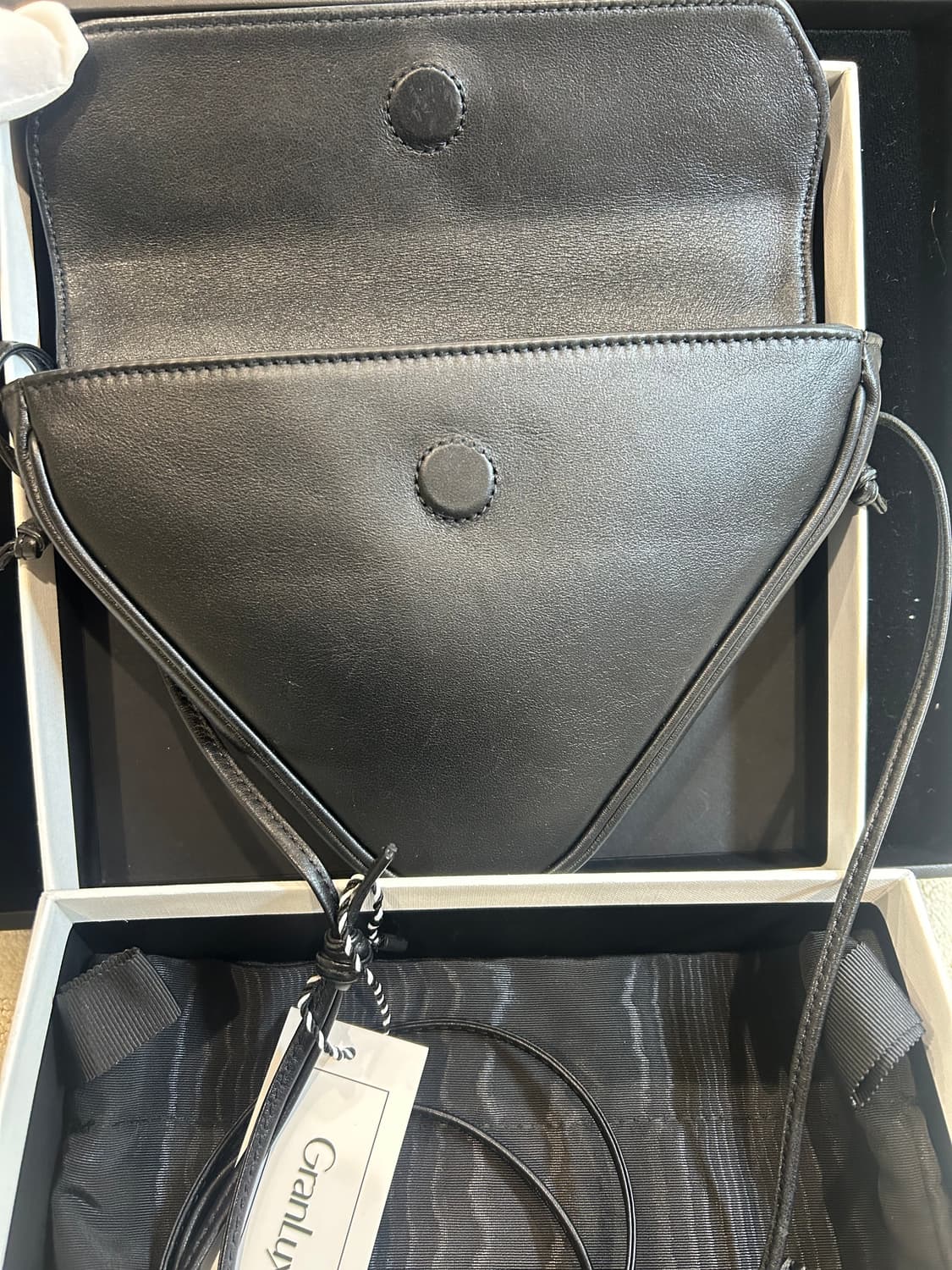 [정품/중고] 셀린느 트라이앵글백 상품이미지3