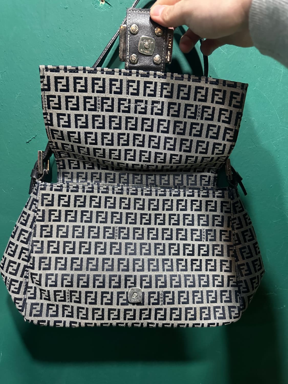 펜디 바게트백 그레이 상품이미지3