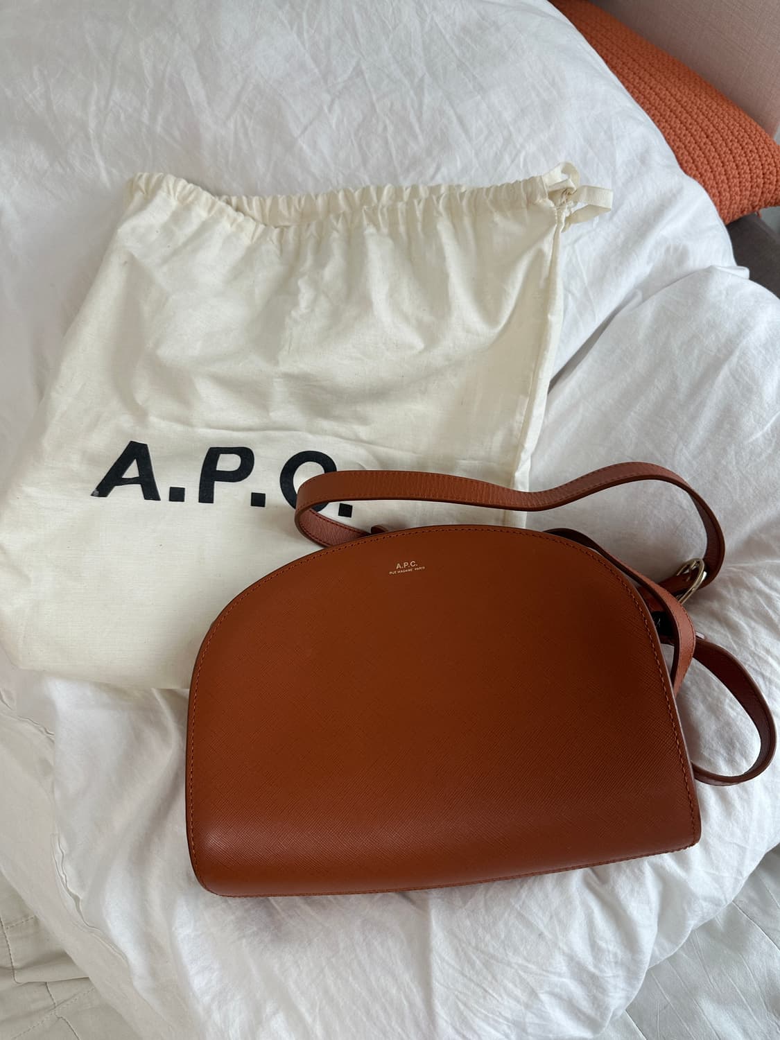 A.P.C. 아페쎄 하프문백 브라운 크로스백 상품이미지1