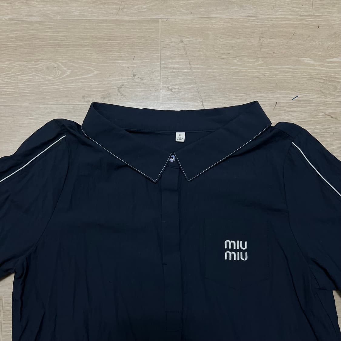 miu miu 미우미우 리본 크롭 반팔 블라우스 셔츠 [네이비] FREE 상품이미지2