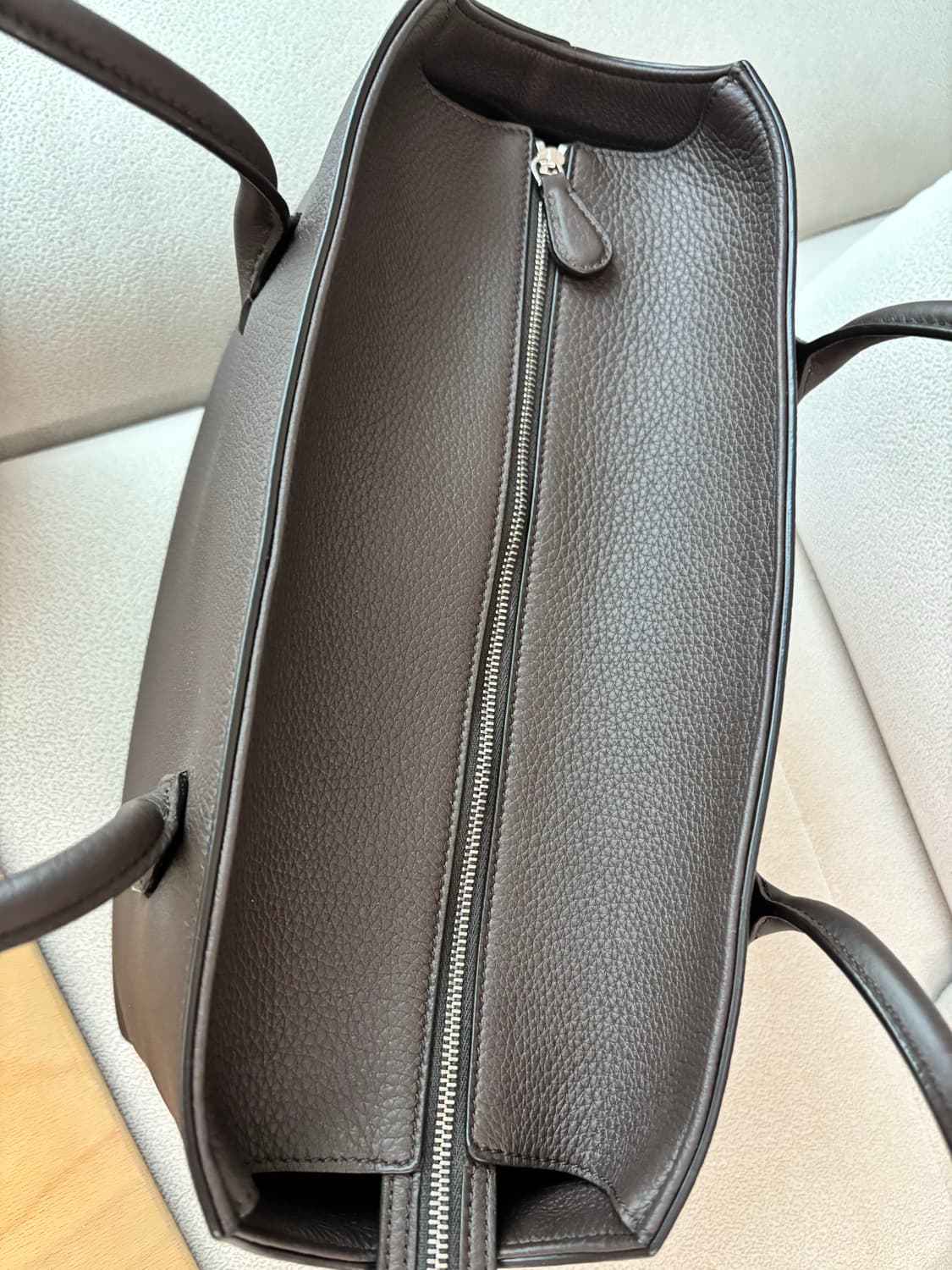 더로우 테라스백 딥브라운 상품이미지4