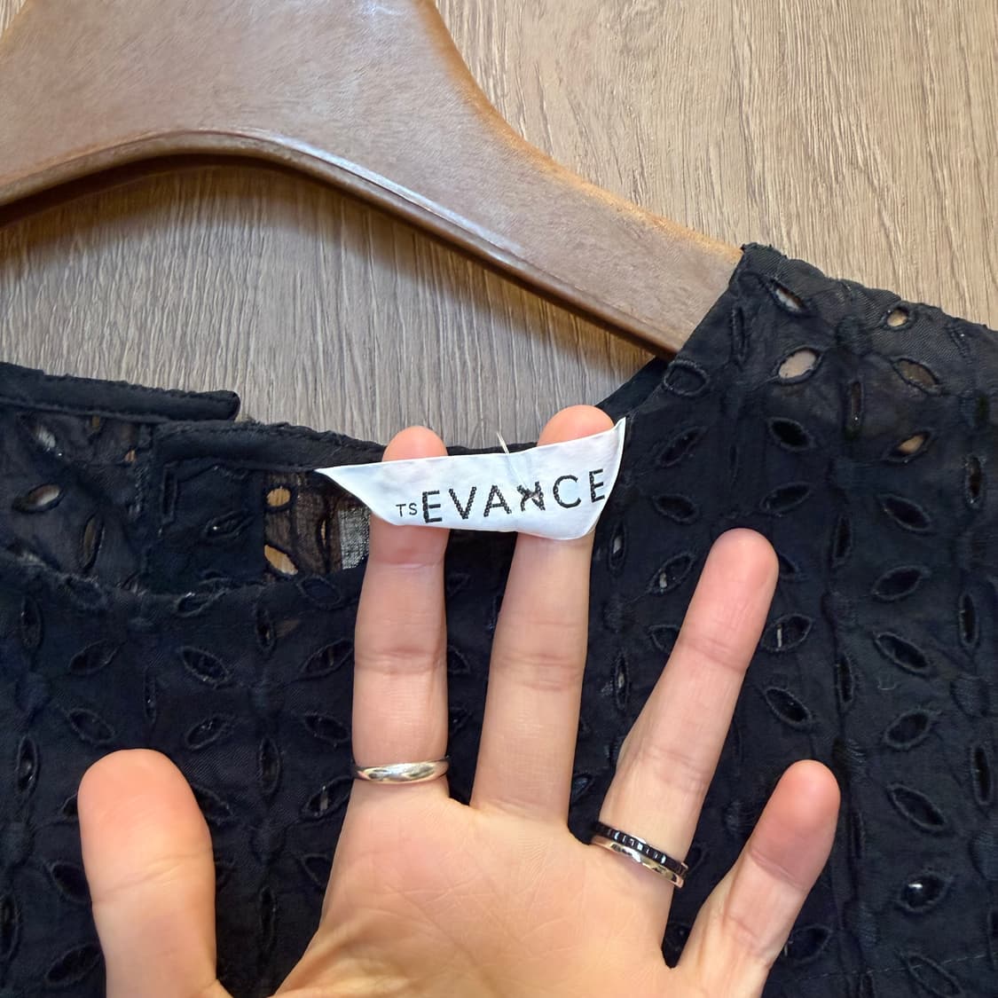 빈티지 슬리브리스 블라우스 플로럴 아일렛 펀칭 백 버튼업 디테일 블랙 상품이미지5