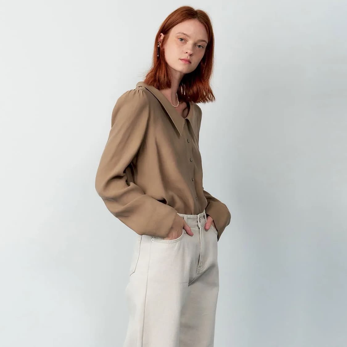 마론에디션 애쉬브라운 로우넥 블라우스 상품이미지3