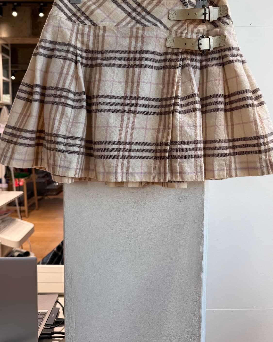 버버리 블루라벨 베이지 노바체크 버클 핀턱 미니스커트  상품이미지5