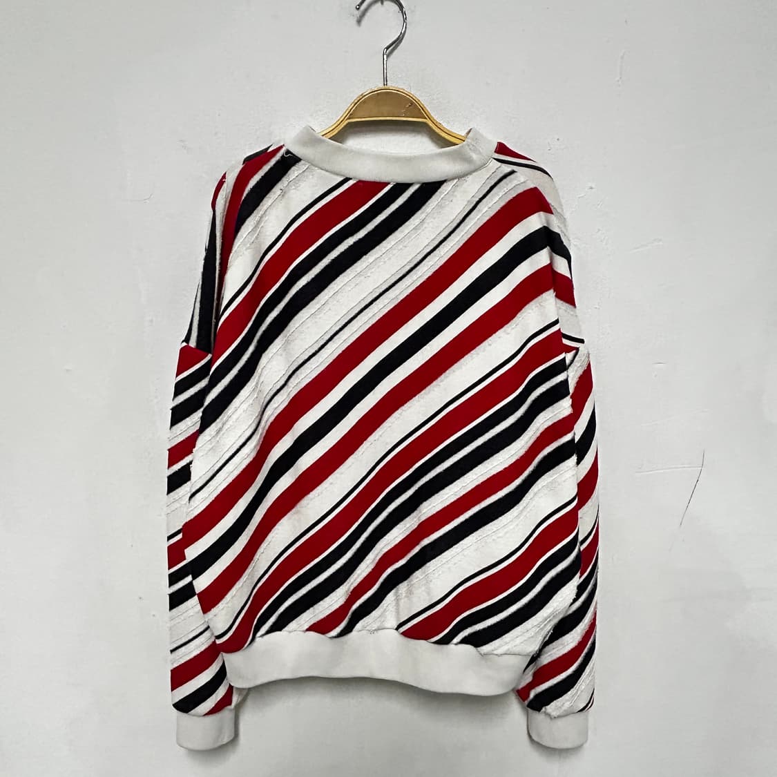 레드/블랙 스트라이프 맨투맨 상품이미지3