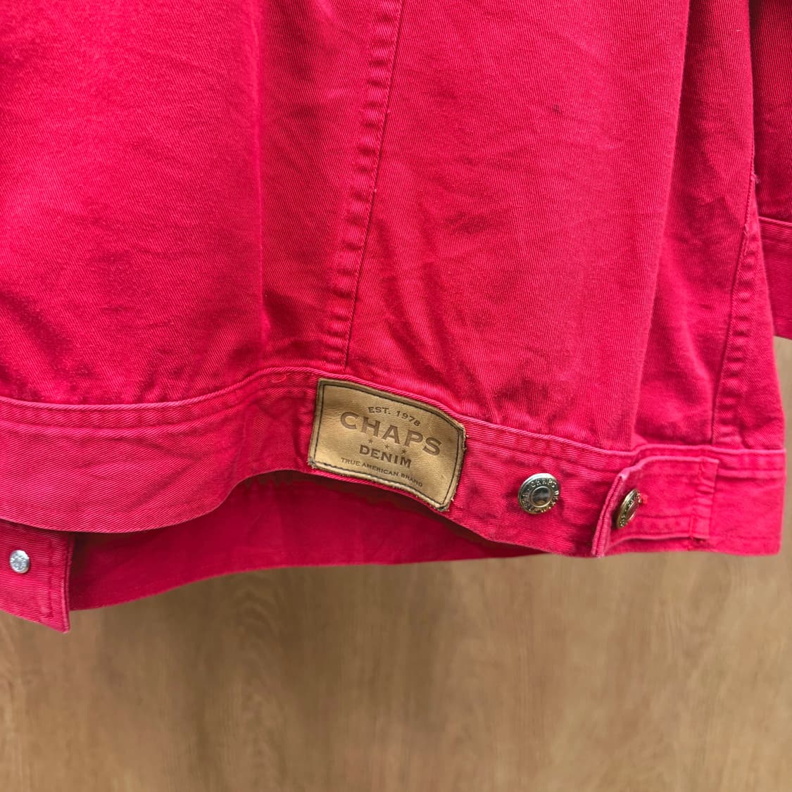 챕스 트러커 데님 자켓 로고 가죽 패치 소매 버튼 디테일 레귤러핏 레드 상품이미지6