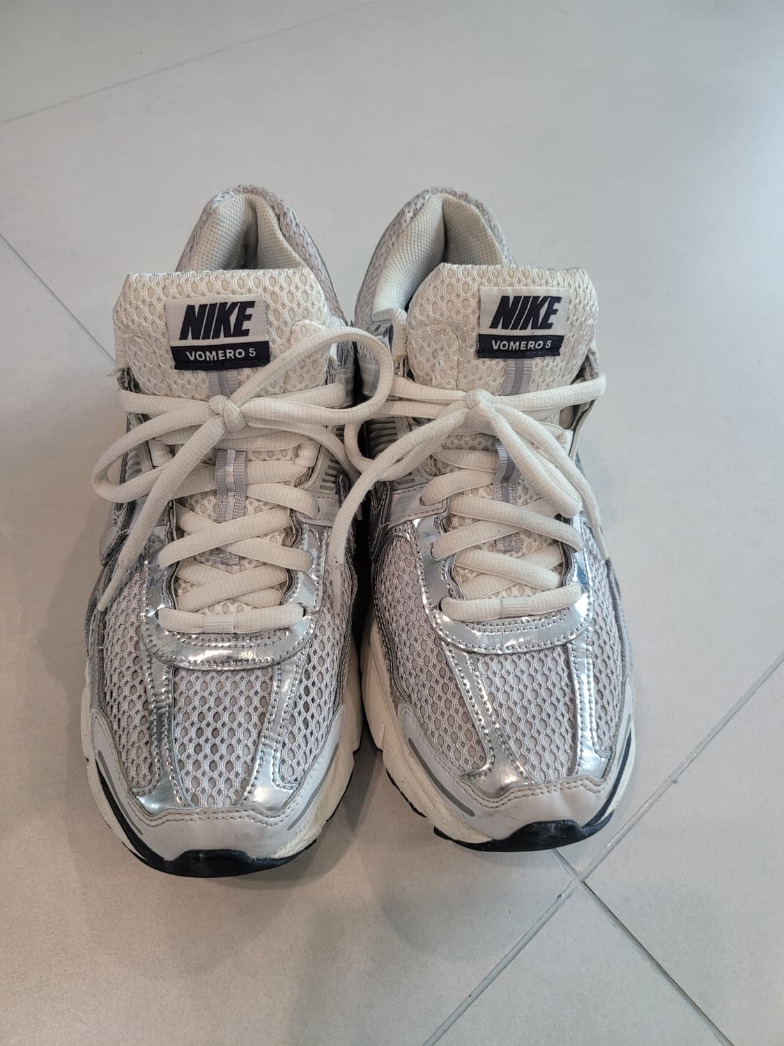 👟 [280] "발이 먼저 아는 편안함" 나이키 줌 보메로 5 실버 상품이미지4