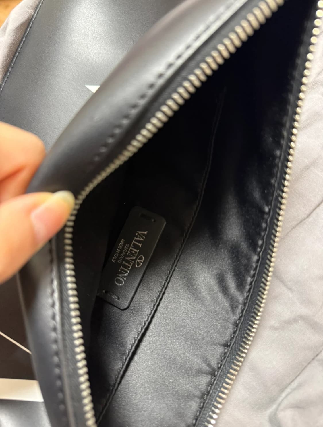 발렌티노 VLTN 로고 레더 클러치 블랙 Valentino 상품이미지4