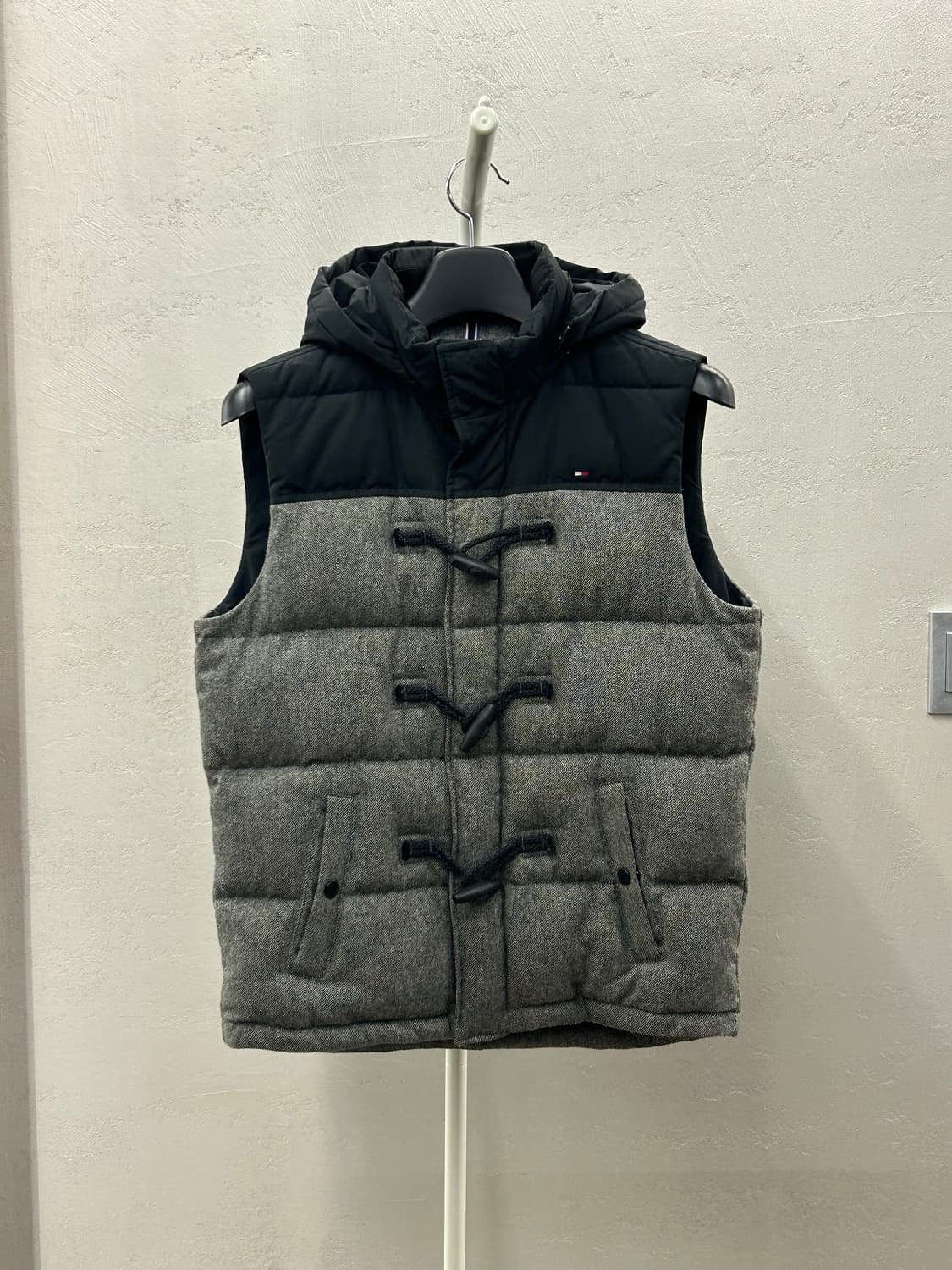 타미힐피거 후드 패딩 조끼 그레이 블랙 상품이미지2