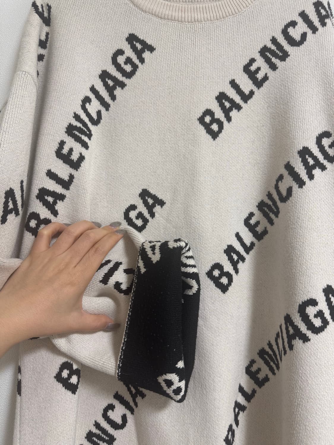 발렌시아가 올오버 로고 크루넥 아이보리 니트 L (정품) 상품이미지4