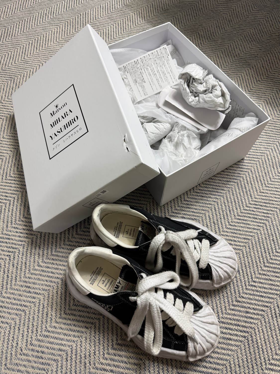 메종 미하라 야스히로 블레이키 OG 솔 캔버스 로우탑 스니커즈 블랙 화이 상품이미지1