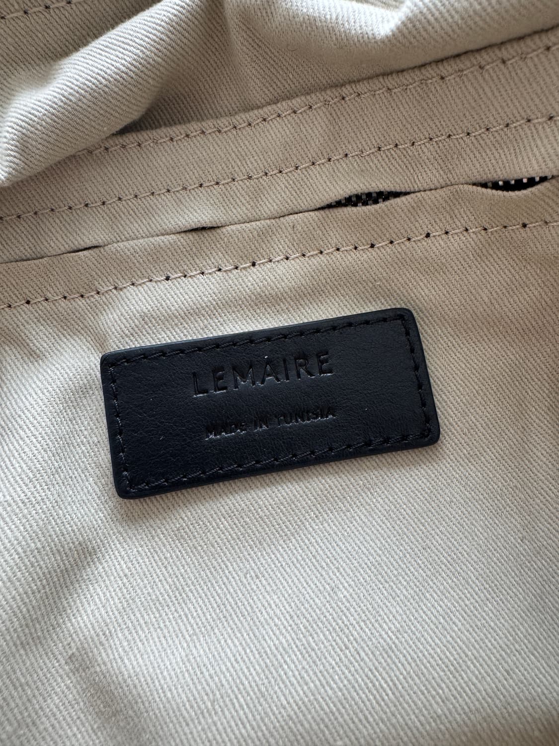 르메르 Lemaire 페이퍼레더 라지 소프트 크루아상 백 블랙  Krea 상품이미지6