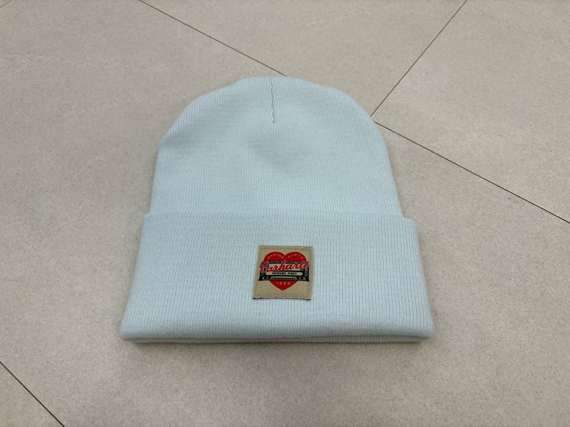 칼하트 니트 하트 패치 비니 (하늘색 / 얼리 포그 색상) 상품이미지1