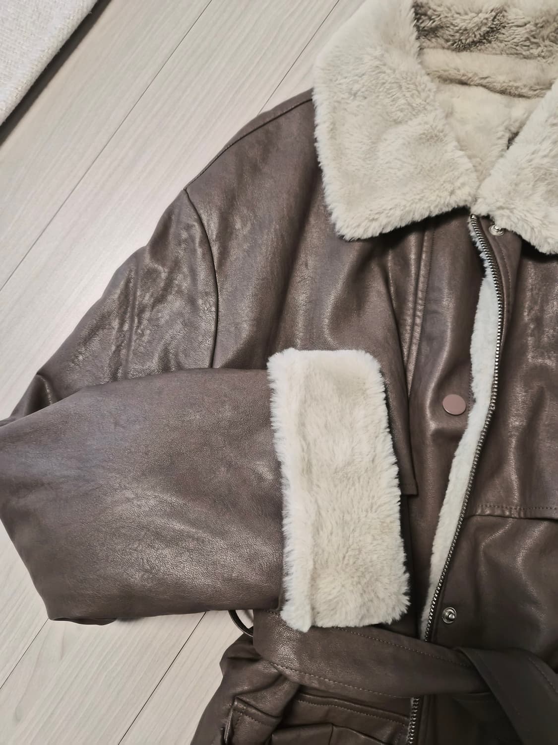 시크하고 따뜻한 양털 배색 무스탕 코트 상품이미지3