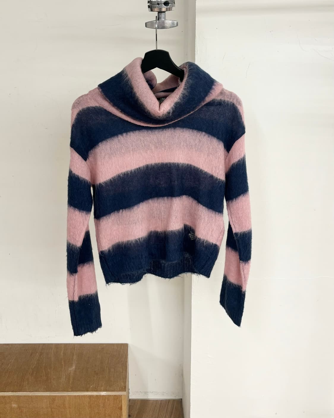 러브 모스키노 네이비 블루 스트라이프 터틀넥 니트  상품이미지1