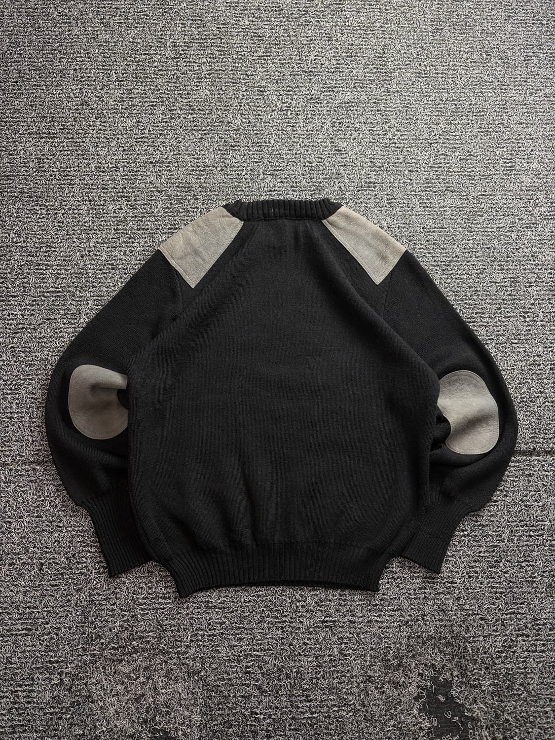 버버리 런던 블랙 자수로고 울 패치 코만도 니트 3044  상품이미지4