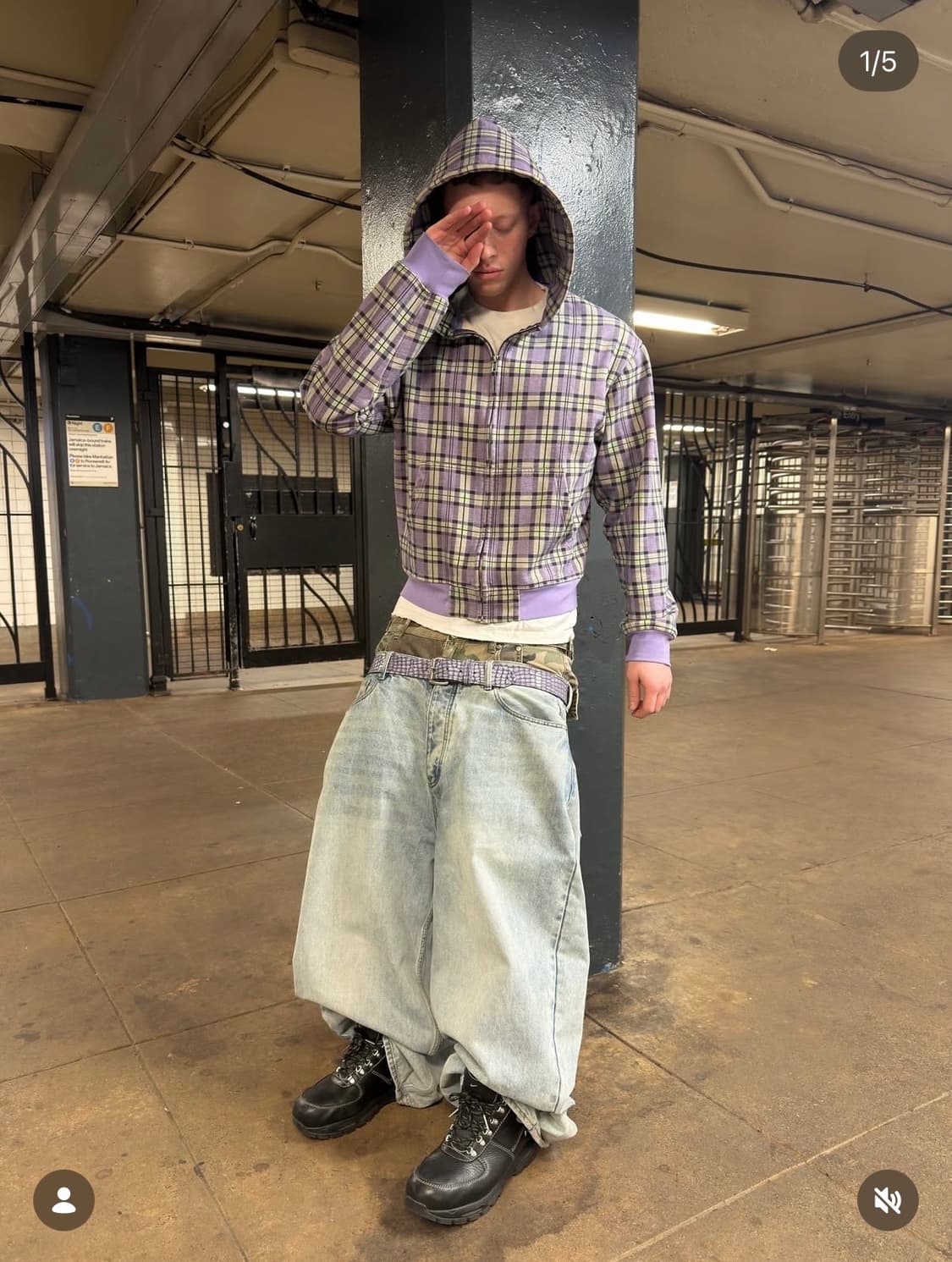 나이키 ACG 고아돔 프리미엄 부츠 카티 영로드 착용 상품이미지4