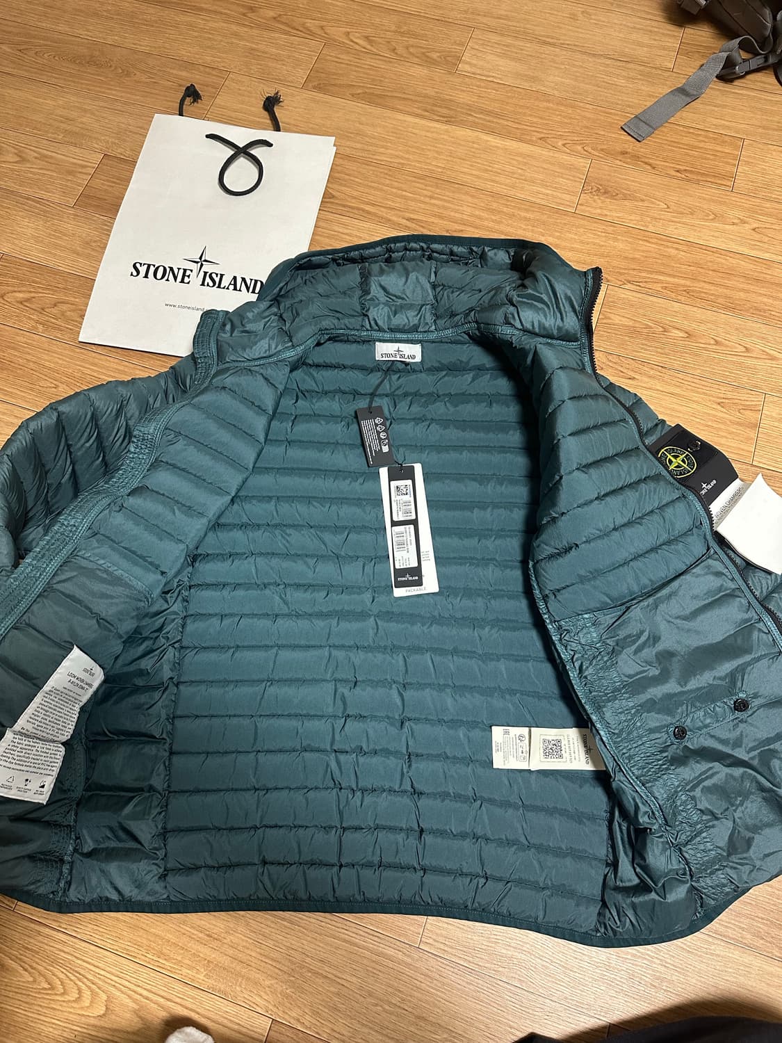 스톤아일랜드 룸우븐 패커블 M사이즈 경량패딩 새상품 판매 상품이미지4