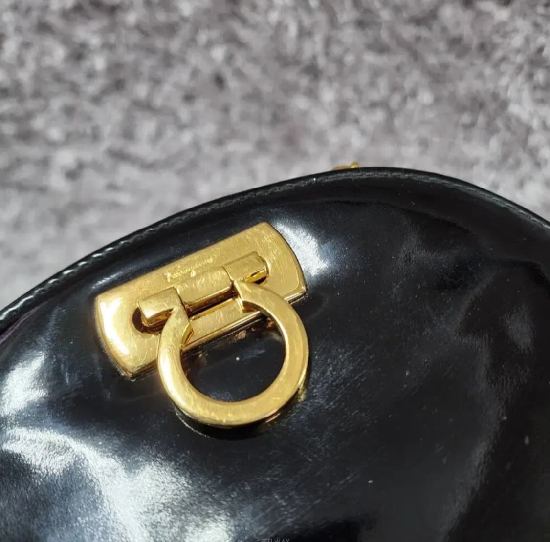 페라가모 페이턴트 미니 체인 크로스백 상품이미지5