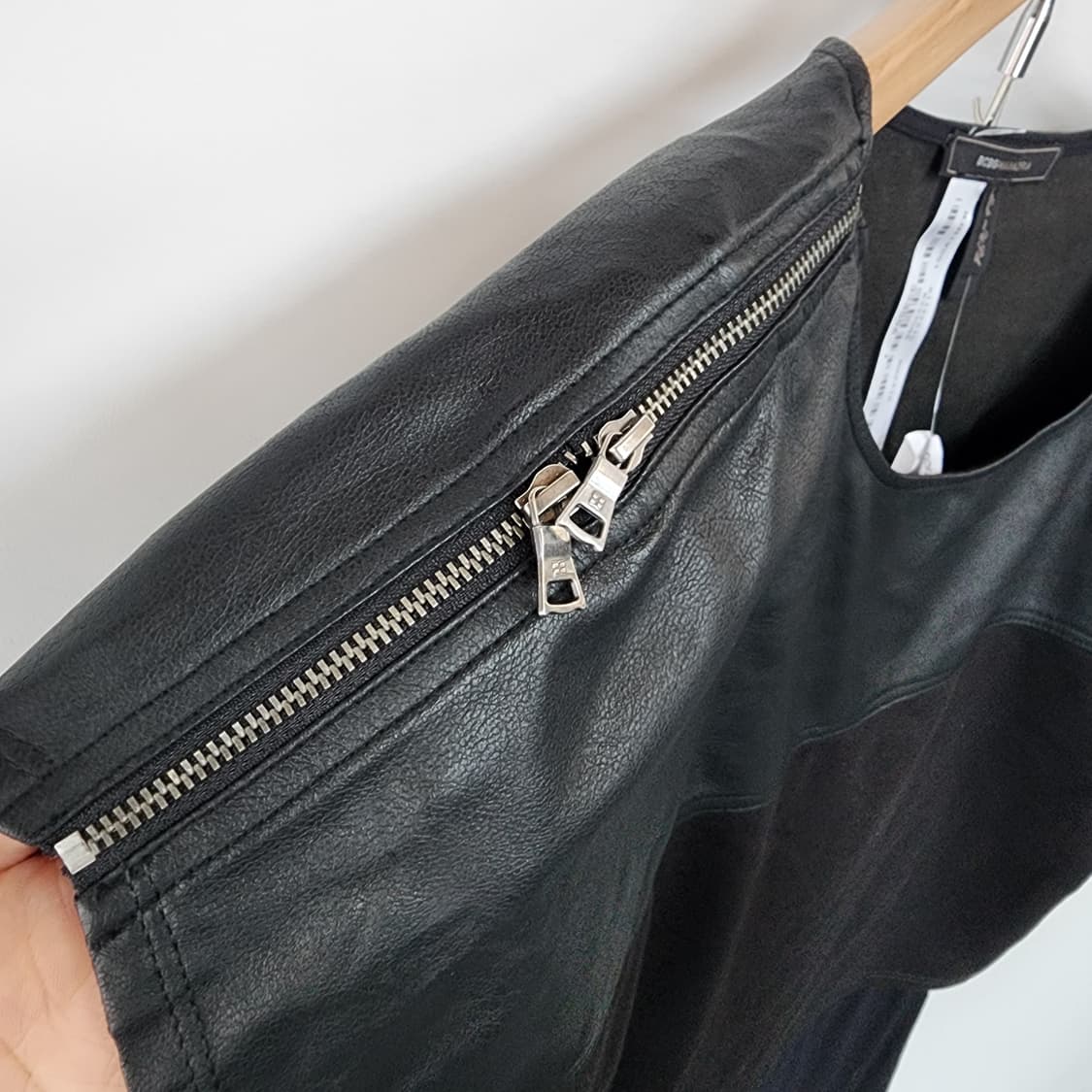 BCBG 가죽 배색 블랙 티셔츠 상품이미지3