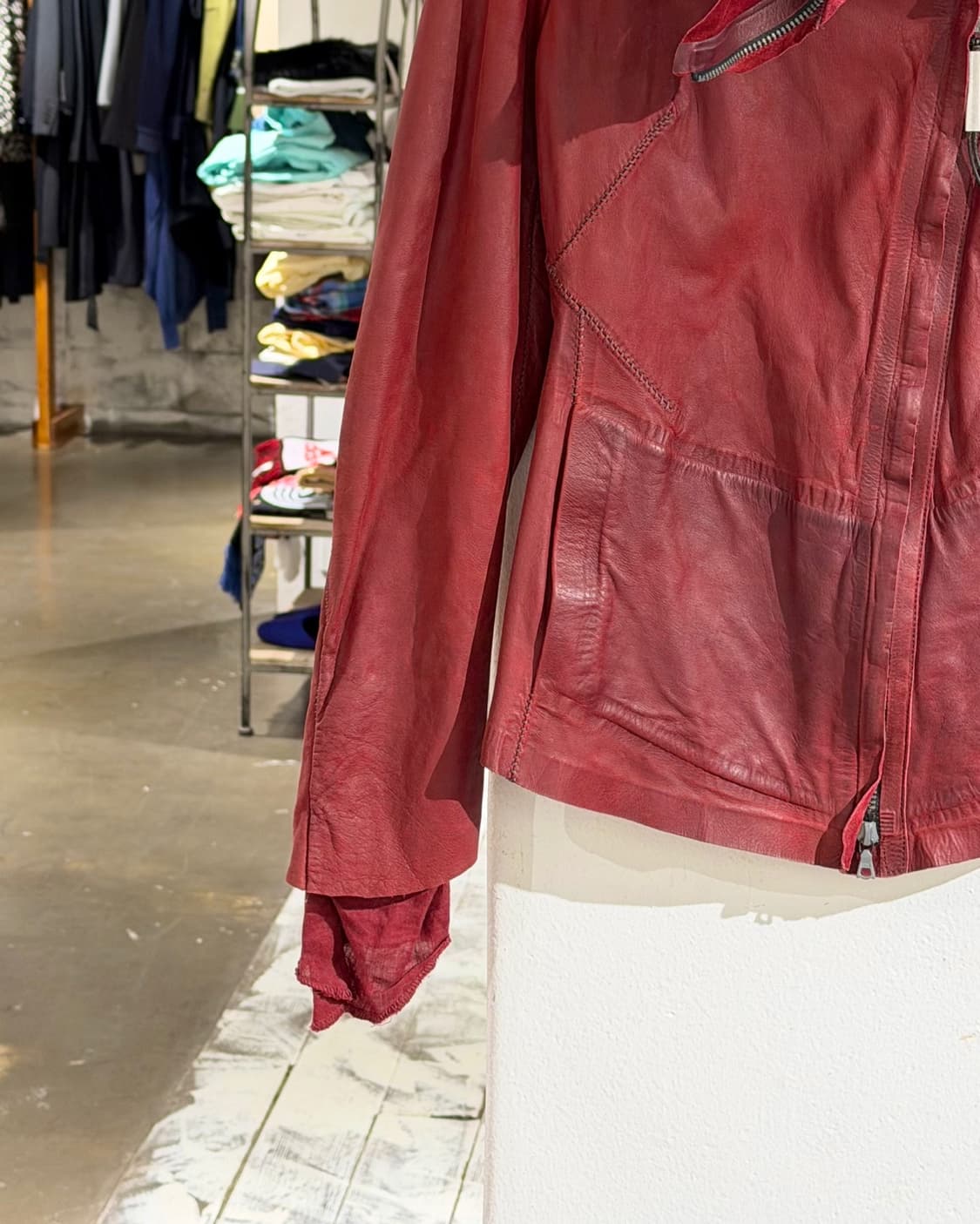 아이작 세럼 레드 하이넥 백지퍼 카우하이드 자켓 상품이미지5