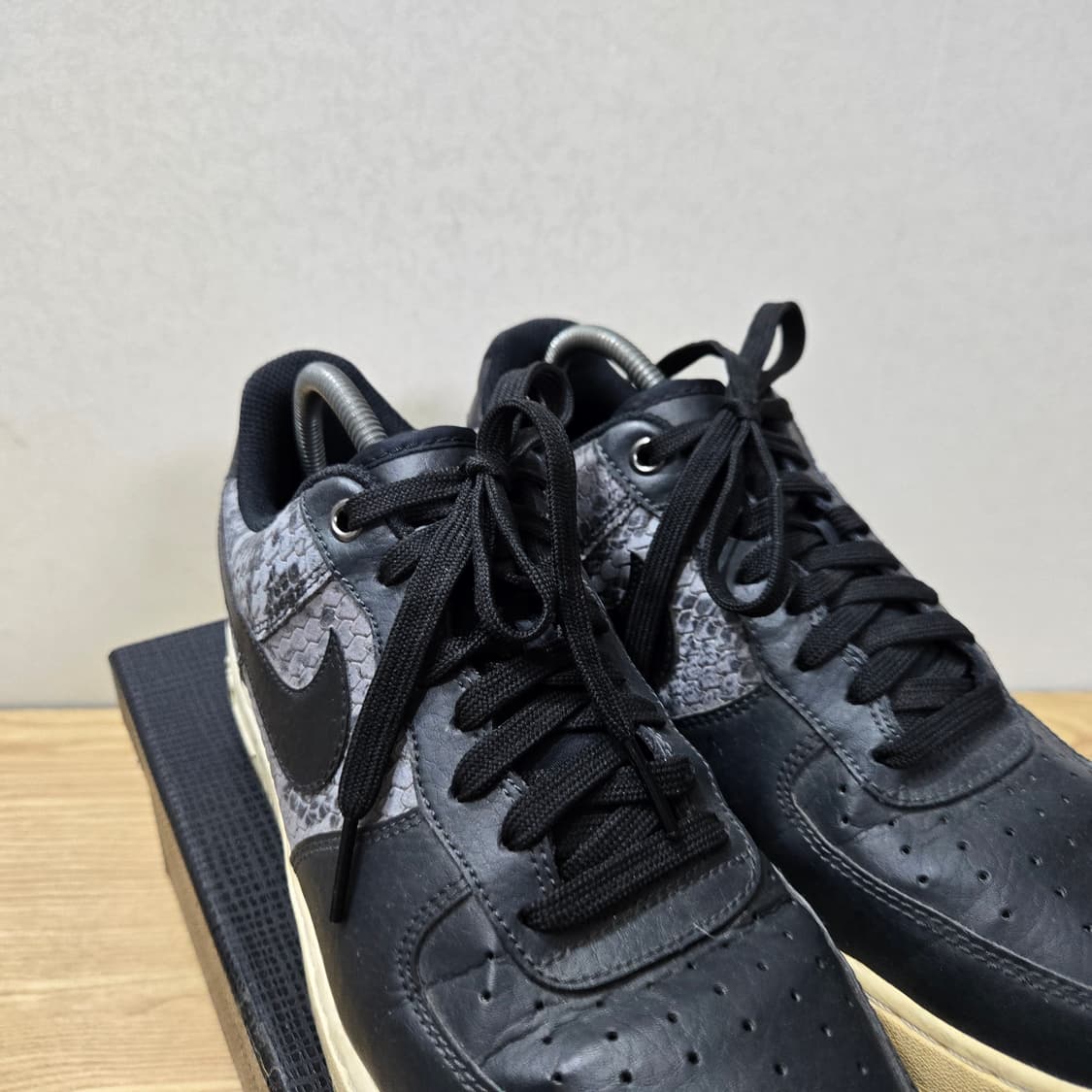 265 나이키 에어포스1 07 LV8 블랙 뱀피 상품이미지6