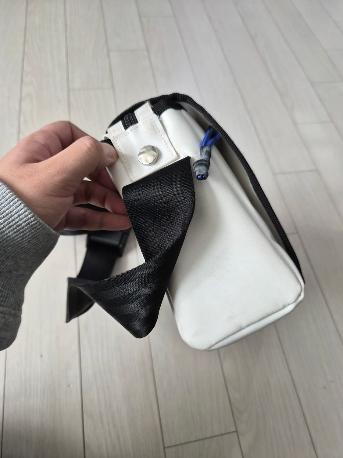 아더에러 트레이스 애드모어 크로스백 화이트 상품이미지6