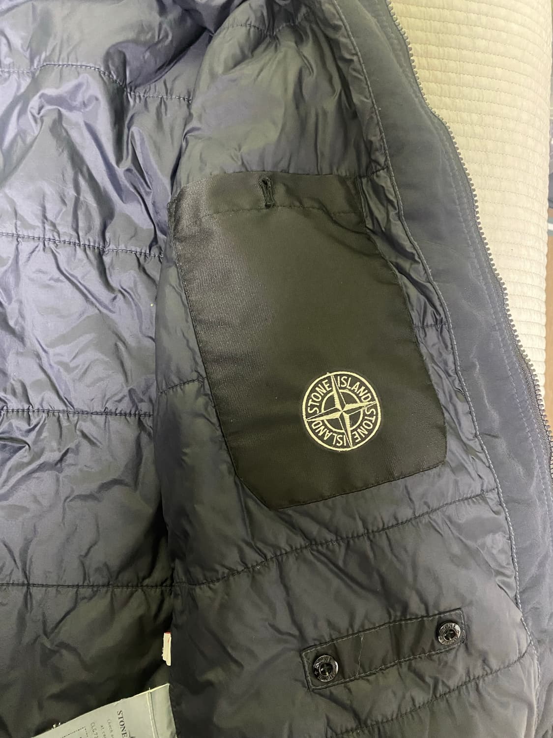 [m] 23fw 스톤아일랜드 크링클랩스 경량패딩 바람막이 블랙 상품이미지3
