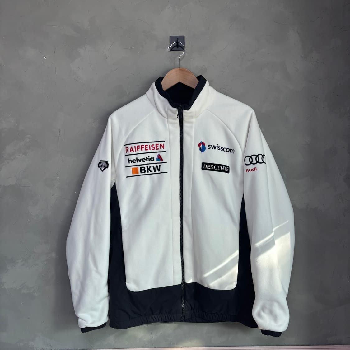 데상트 스위스 스키팀 양면 플리스 집업 화이트 상품이미지1