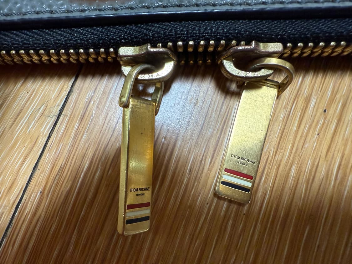 정품 톰브라운 클러치백 블랙/회색 상품이미지3