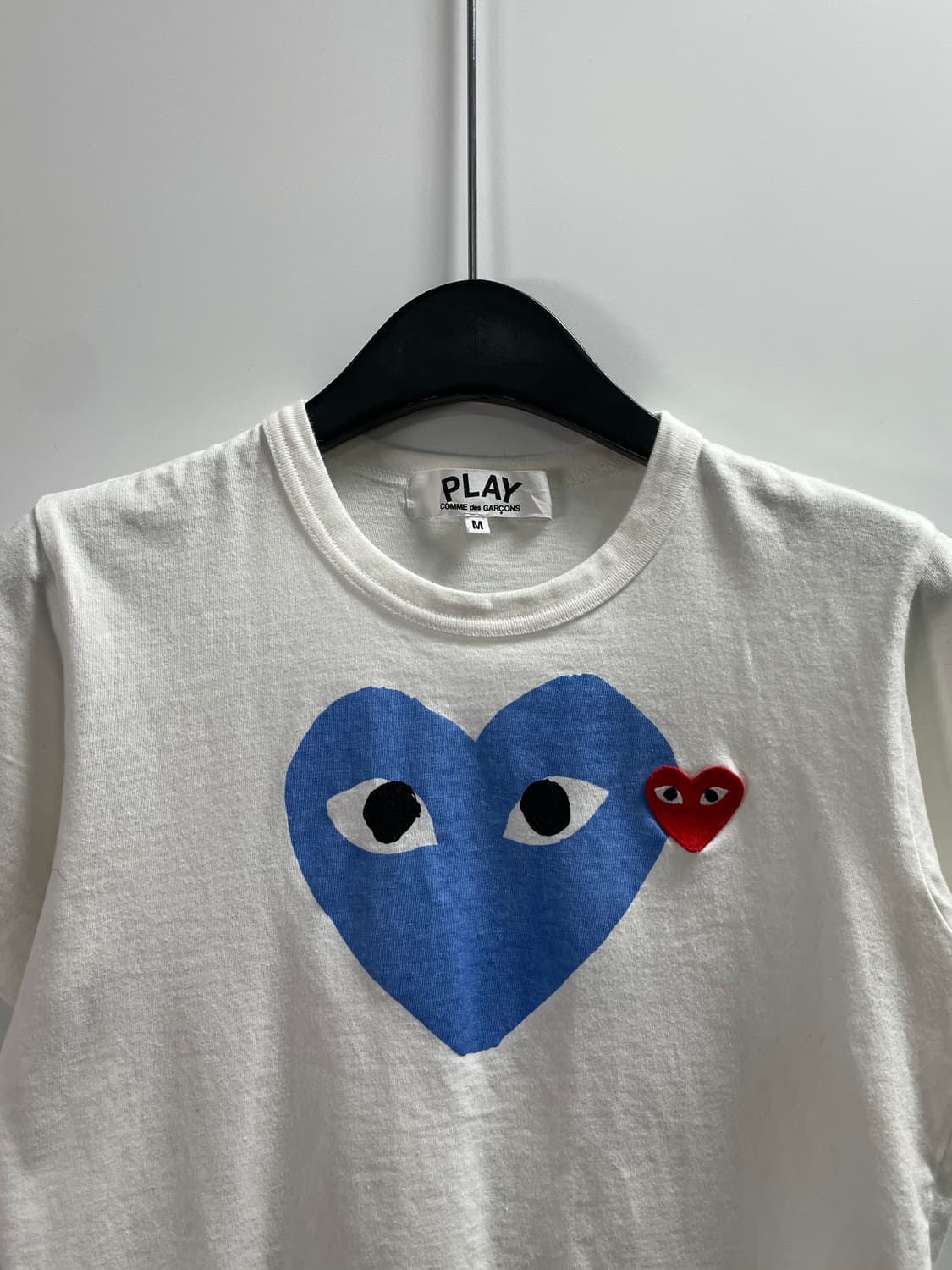 꼼데가르송 우먼스 와펜 프린팅 반팔티 (on.82) 상품이미지2