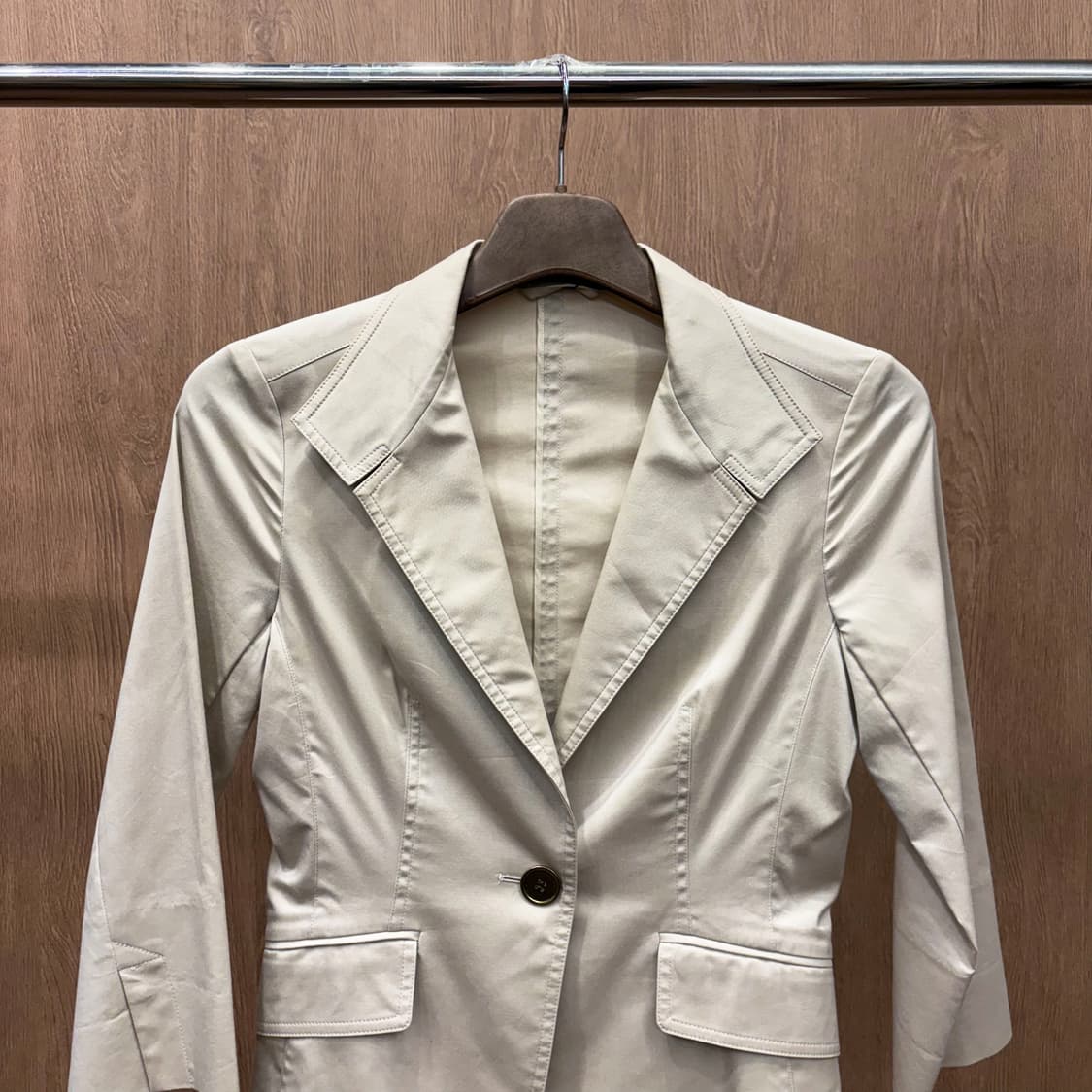 버버리 런던 코튼 블레이저 싱글 브레스티드 노치드 라펠 디테일 아이보리 상품이미지4