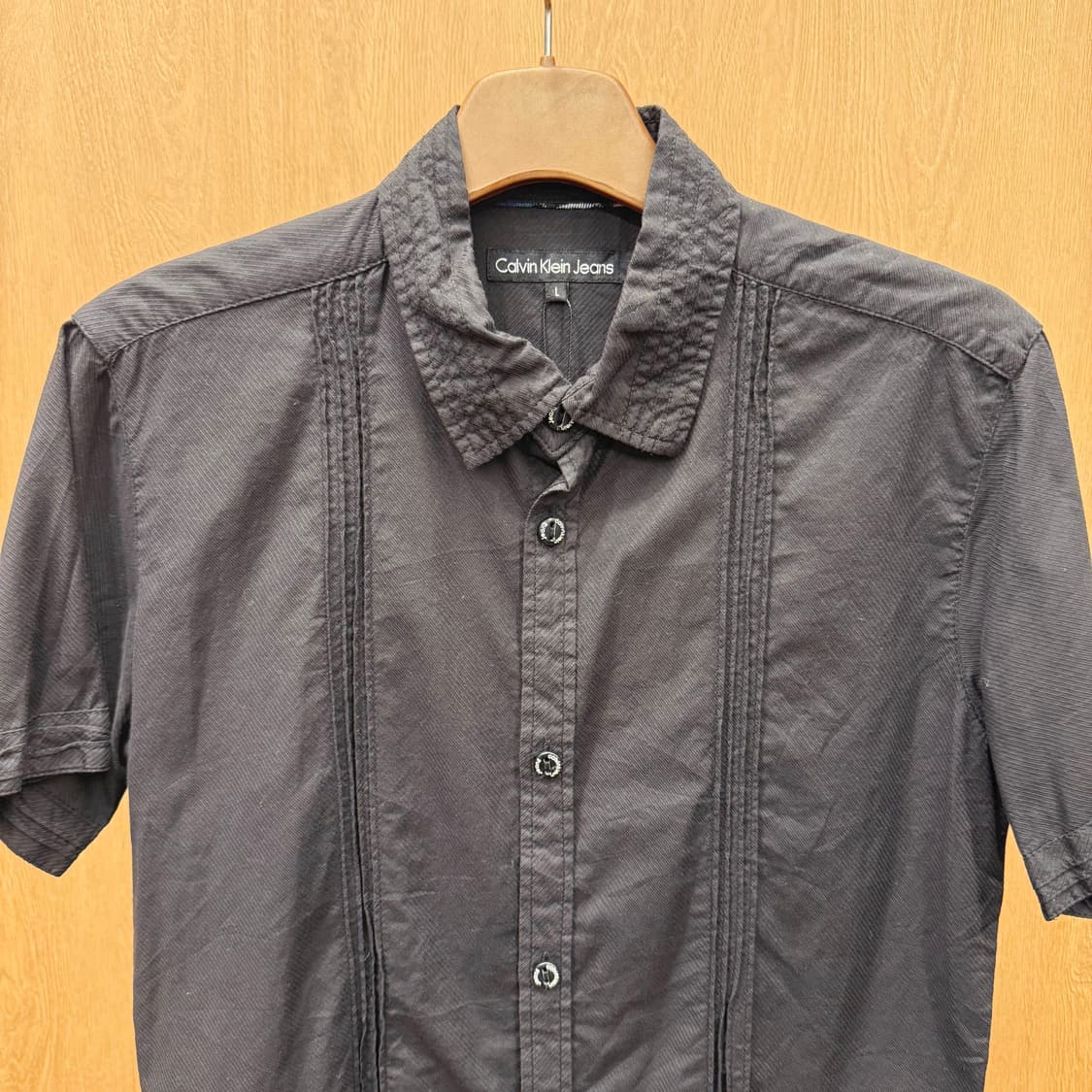 캘빈클라인 진스 반팔 셔츠 백 로고 자수 디테일 버튼업 블랙 상품이미지4