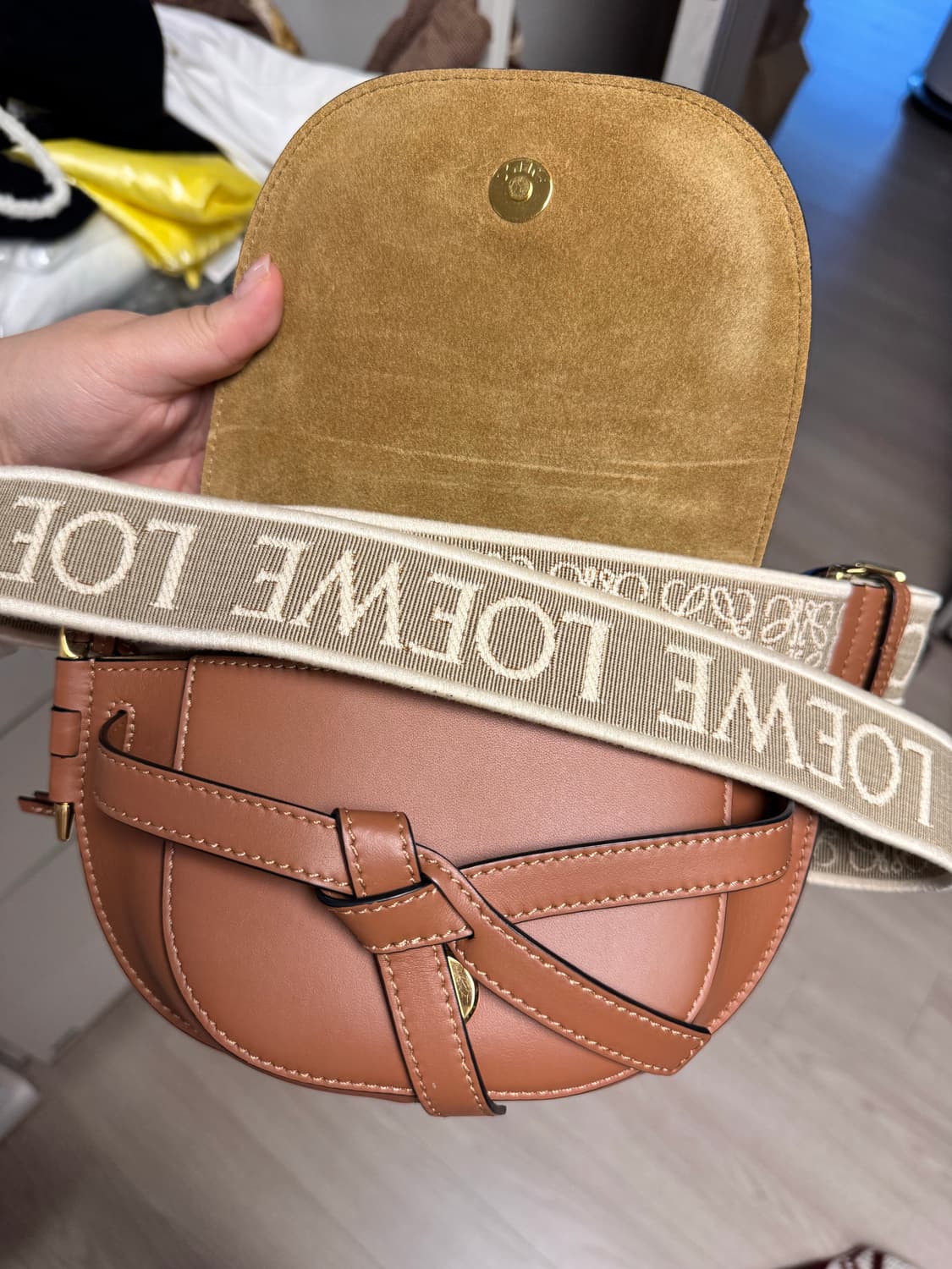 로에베 게이트백 미니 탄 상품이미지3