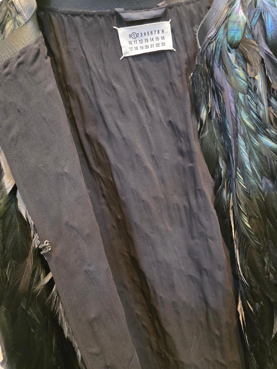 마르지엘라 블랙 깃털 장식  케이프가디건 상품이미지6