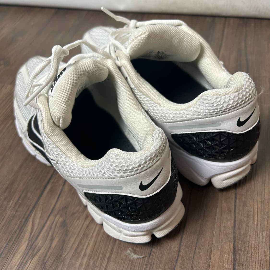 [NIKE] 나이키 줌 보메로 5 흰/검  상품이미지5