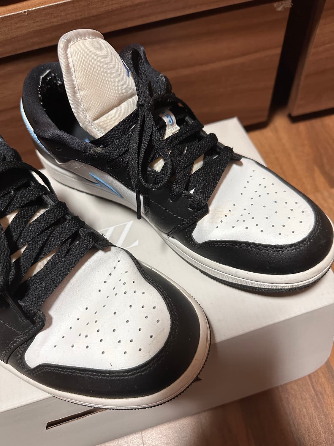 265) 에어 조던 1 로우 블랙 유니버시티 블루 (W) 상품이미지4