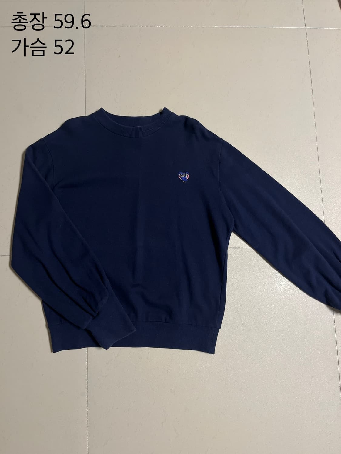 럭키슈에뜨 자수포인트 네이비 맨투맨 상품이미지1