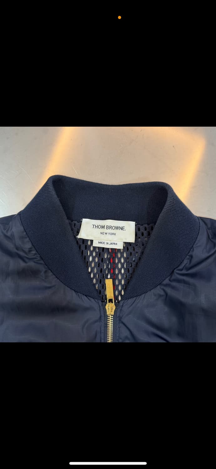 [라오브전포점] 톰브라운 백삼선 스트라이프 금장 봄버 자켓 상품이미지4