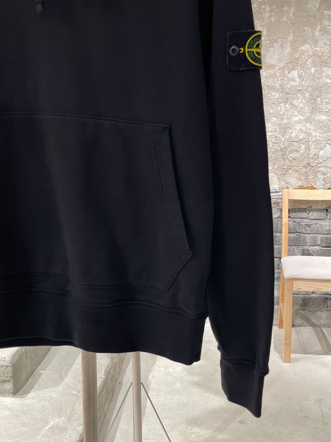 스톤 아일랜드 블랙 캥거루 포켓 와펜 후디 상품이미지5