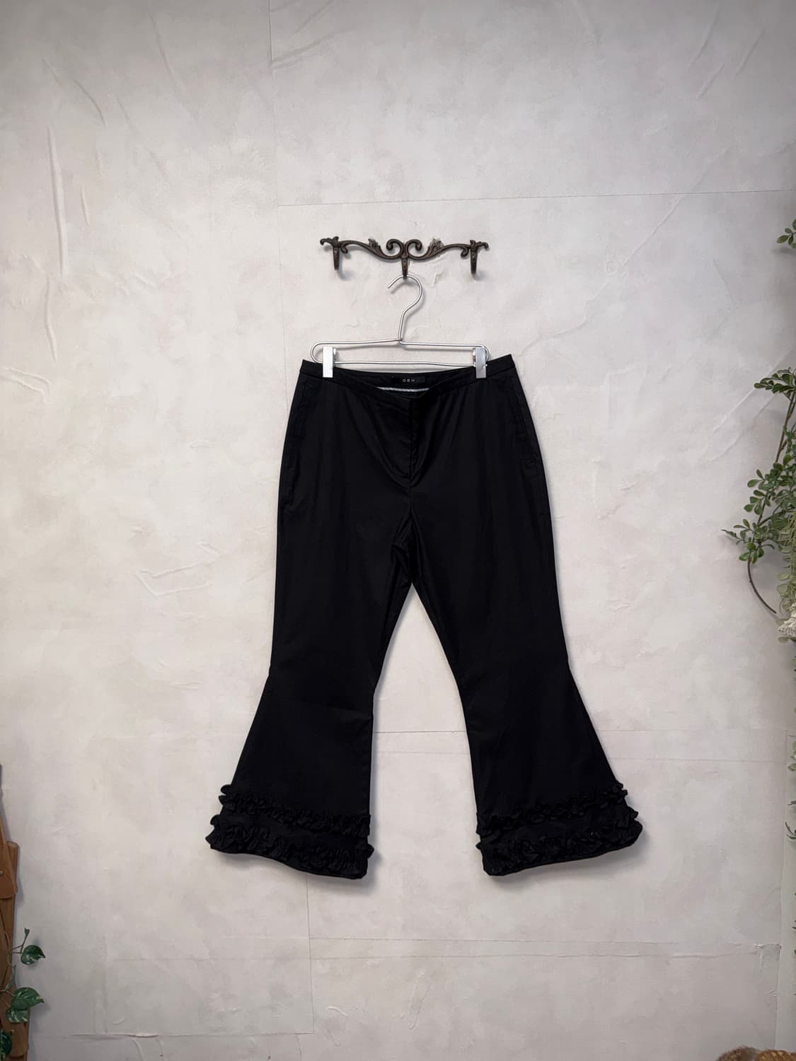 Black ruffle detail bootscut pants 상품이미지1