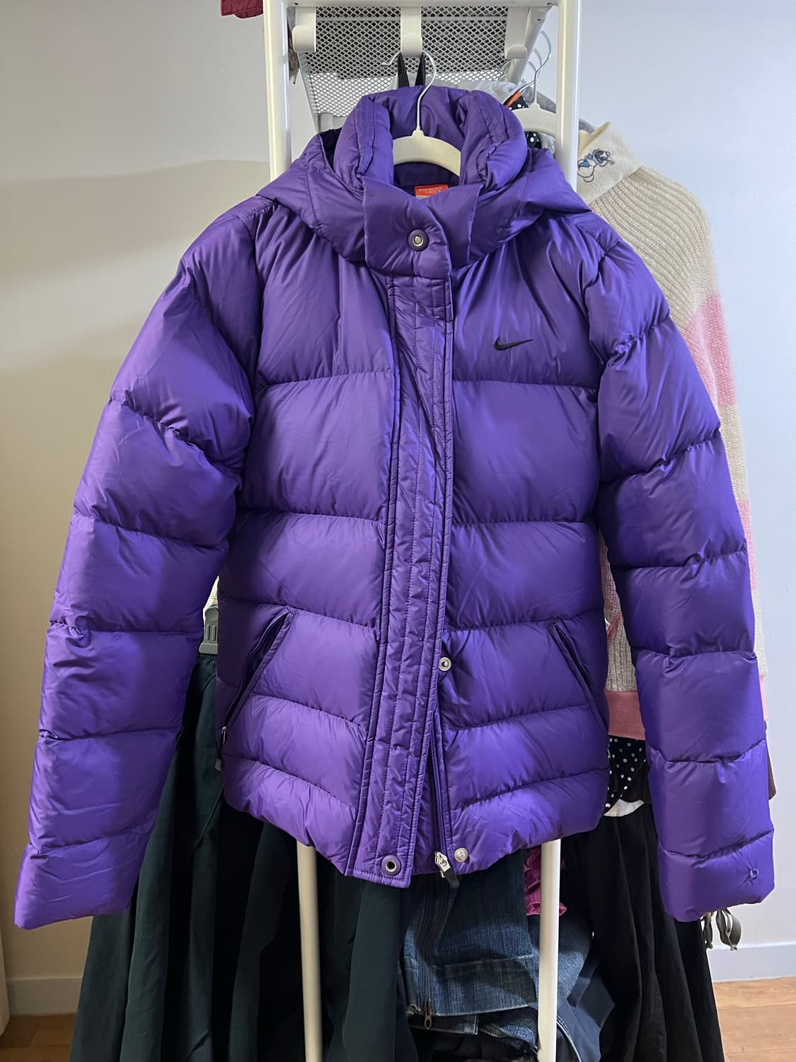 나이키 스포츠 퍼플 보라색 덕다운 패딩 블랙스우시 상품이미지1