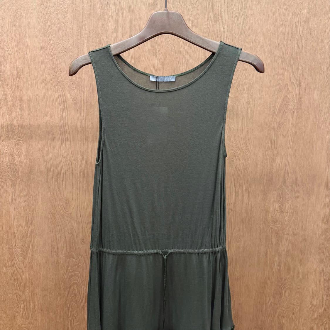 띠어리 럭스 슬리브리스 원피스 하단 티어드 러플 드로스트링 디테일 카키 상품이미지4