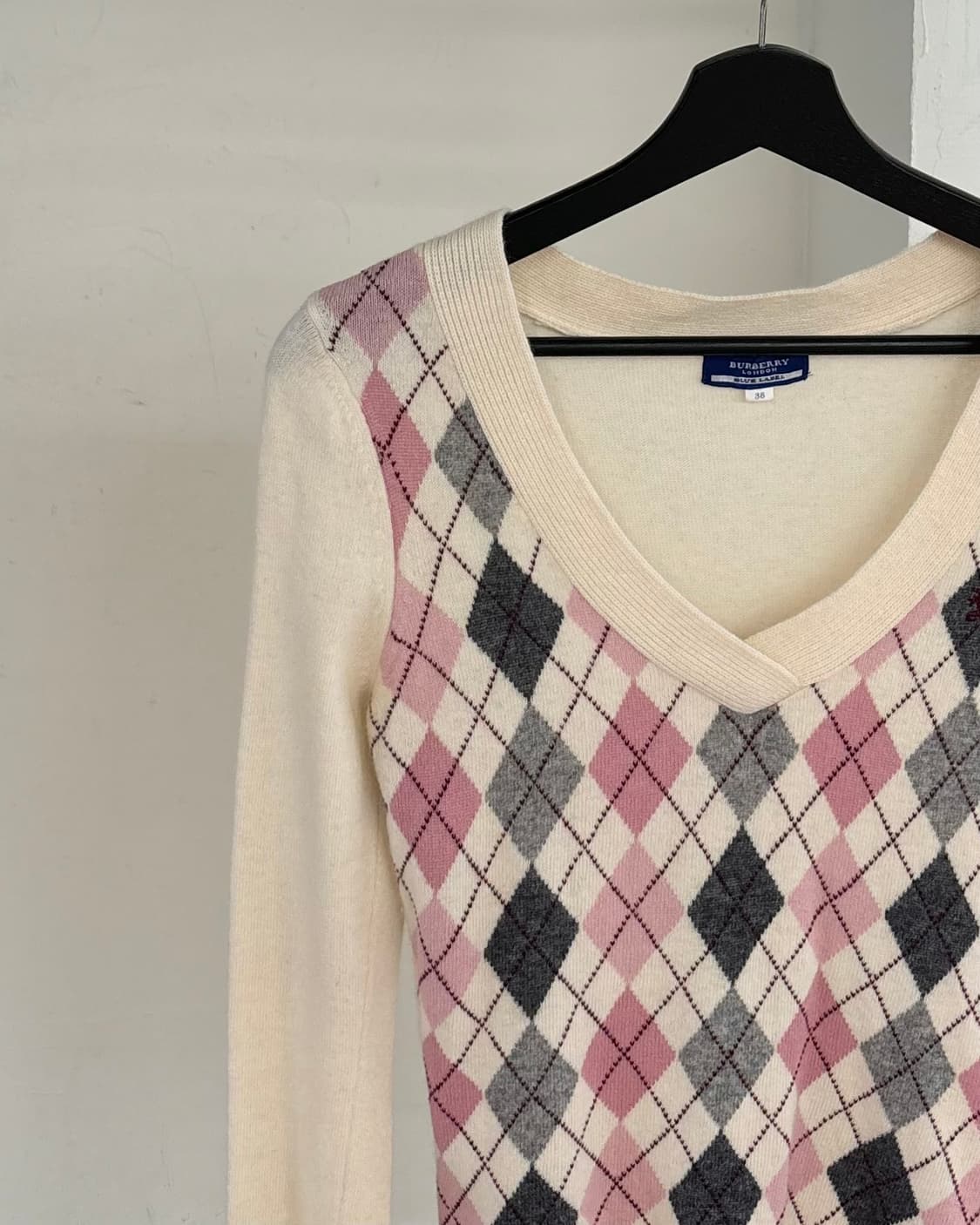 버버리 블루라벨 아가일 브이넥 니트  상품이미지3