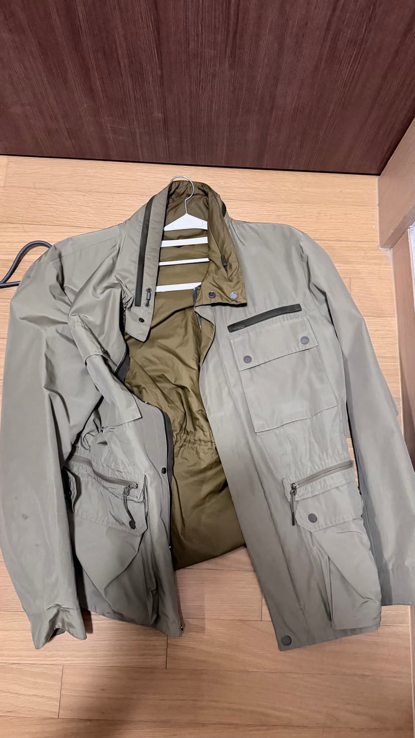 띠어리 바람막이 팝니다 상품이미지1